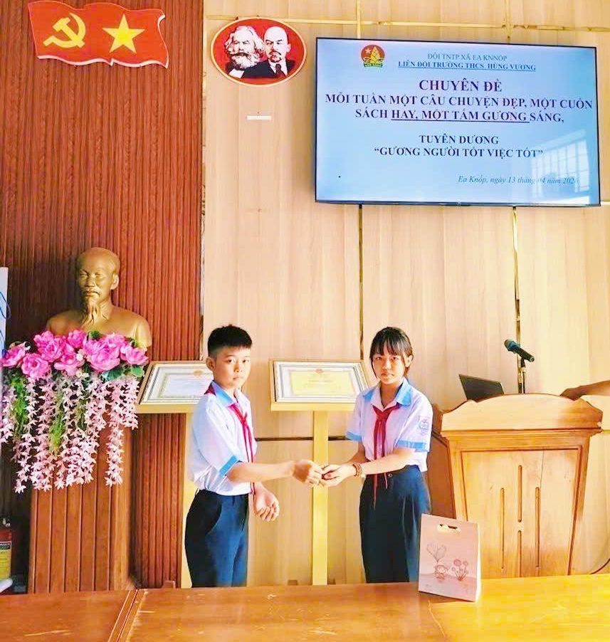 Nhặt được vàng, học sinh lớp 6 trả lại cho người đánh rơi