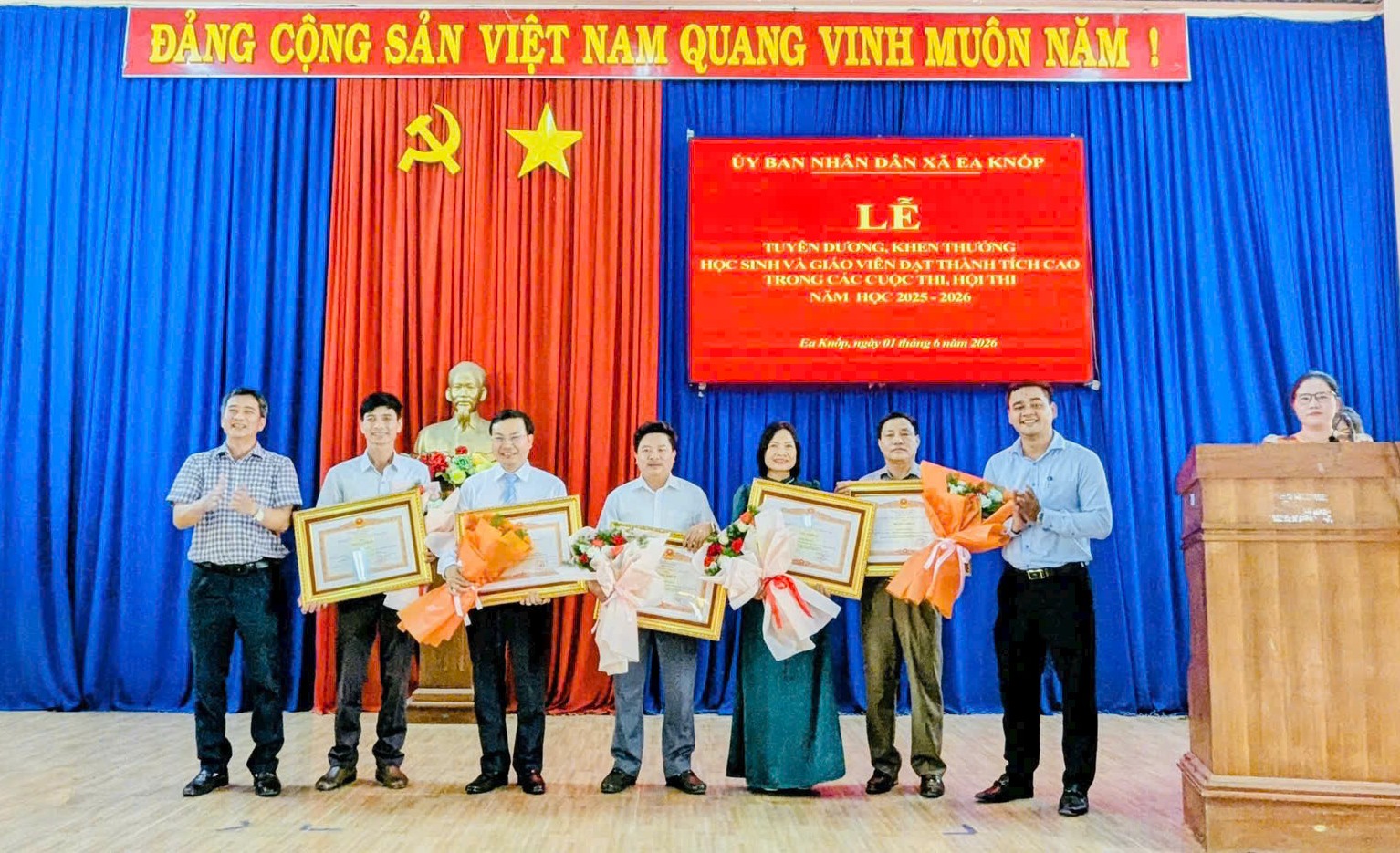 Xã Ea Knốp tổ chức Lễ tuyên dương, khen thưởng giáo viên và học sinh đạt thành tích xuất sắc năm học 2025 – 2026